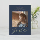 Invitation Photo Gradué Marine Whimsical Moderne Calligraphie (Debout devant)