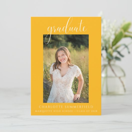 Invitation Photo manuscrite Script Gold Graduation (Debout devant)