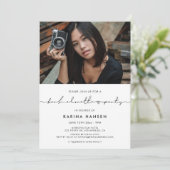 Invitation Photo minimaliste manuscrite Bachelorette Party (Debout devant)