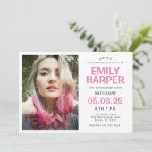 Invitation Photo Modern Pink Typographie Graduation Invitatio (Debout devant)