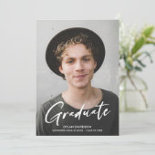 Invitation Photo Modern Script Red Casquette Party Graduation (Debout devant)