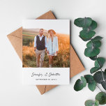 Invitation Photo moderne chic Verti W Enregistrer la date V2<br><div class="desc">Minimaliste, moderne & chic a été l'inspiration pour cette Save the Date avec votre Photo et un thème noir & blanc. C'est parfait pour le printemps, Mariages d'été, mariages de plage, Boho, Mariage de automne, Mariages rustiques, mariages d'hiver et plus encore. Il est fait sur mesure, et unique grâce à...</div>
