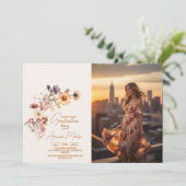 Invitation Photo Moderne Fleur sauvage Graduation (Debout devant)