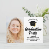 Invitation Photo Moderne Graduate Black Text Graduation Party (Debout devant)