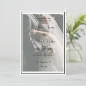 Invitation Photo moderne noir et blanc Script (Debout devant)
