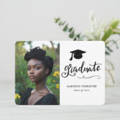 Invitation Photo moderne pour diplômés | Script élégant (Debout devant)