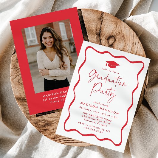 Invitation Photo moderne Red Wavy Frame Fête de graduation