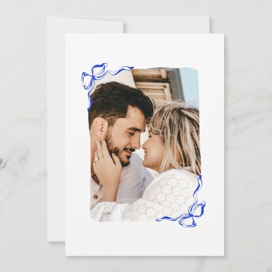 Invitation Photo moderne Retro Whimsical Blue main tiré Bow (Dos)