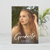 Invitation Photo Moderne Script Blue Casquette Party Graduati (Debout devant)