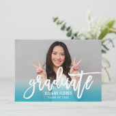 Invitation Photo moderne Turquoise bleu brossé Script Graduat (Debout devant)