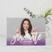 Invitation Photo moderne violet brossé Script Graduate (Debout devant)