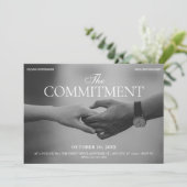 Invitation Photo noir et blanc engagement main dans la main (Debout devant)