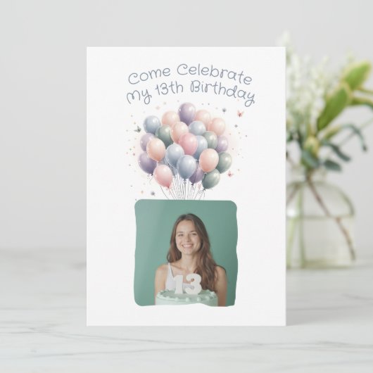 Invitation Photo personnalisée 13e ballons d'anniversaire (Debout devant)