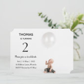 Invitation photo personnalisée avec l'âge de l'anniversaire d (Debout devant)