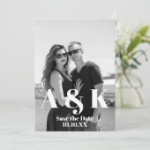 Invitation Photo personnalisée et gros monogramme Enregistrer (Debout devant)