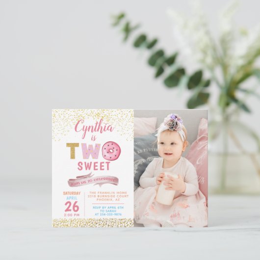 Invitation photo pour les 2 ans d'une fille avec u (Debout devant)