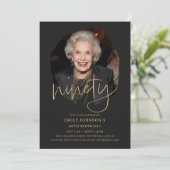 Invitation Photo Script noir et or 90e anniversaire (Debout devant)