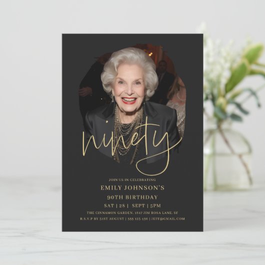 Invitation Photo Script noir et or 90e anniversaire (Debout devant)