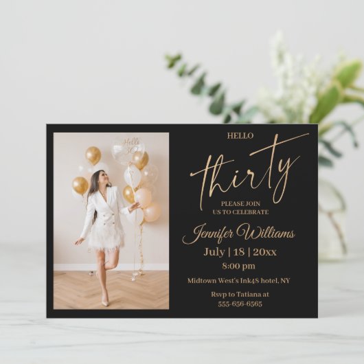 Invitation photo stylish 30e anniversaire en or noir script (Debout devant)