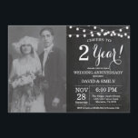 Invitation Photo sur tableau noir pour le 2e anniversaire de<br><div class="desc">Invitation pour le 2e anniversaire de mariage avec photo personnalisée. Fond tableau noir. Guirlandes lumineuses. Noir et blanc. 1er, 2e, 3e, 4e, 5e, 10e, 15e, 20e, 25e, 30e, 35e, 40e, 45e, 50e, 55e, 60e, 65e, 70e, 75e, 80e, Toutes les années. Anniversaire adulte. Fête d'anniversaire pour homme ou femme. Pour une...</div>