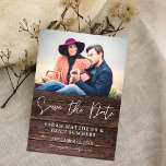Invitation Photo sur Wood B Rustic Enregistrer la date<br><div class="desc">Obtenez cette sensation unique et rustique avec cette Photo Save the Date sur faux bois. Convient à tout mariage d'été, rustique ou de style champêtre mariage. Qualité personnalisée sans prix personnalisé, cet invitation est imprimé sur des imprimantes de haute qualité de niveau professionnel. Et vous pouvez facilement faire votre propre...</div>