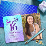 Invitation Photo Sweet 16 Dégradé Violet Bleu Groovy Rétro<br><div class="desc">« Joyeux 16ème anniversaire ». Envoyez cette invitation de fête photo personnalisée rétro bohème pour un événement inoubliable. Sur le côté gauche, une typographie amusante, tendance et audacieuse violette et bleu marine avec une typographie sans empattement moderne se superpose sur un fond de rayons dégradés turquoise clair et violet avec...</div>