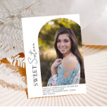 Invitation Photo Sweet 16 minimaliste Arc Hors Centre<br><div class="desc">Cette invitation d'anniversaire comporte une typographie mixte,  votre photo préférée et votre texte personnalisé. Le dos est une couleur solide que vous pouvez modifier ou ajouter plus de photos et de texte. Utilisez le modèle pour ajouter vos informations.</div>