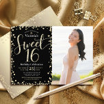 Invitation Photo Sweet 16 Parties scintillant Noire Or Modern<br><div class="desc">"Bonne Douce 16". Envoyez cette invitation étonnante, pétillante, girly, élégante, moderne, personnalisée, photo party pour un événement à retenir. La typographie de script de parties scintillant d'or et les confettis superposent un arrière - plan noir sur la moitié gauche de la carte. Une photo d'anniversaire est sur la droite. D'autres...</div>