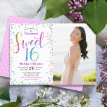 Invitation Photo Sweet 16 Rainbow Parties scintillant Confett<br><div class="desc">"Bonne Douce 16". Envoyez cette invitation étonnante, pétillante, girly, festive, moderne, personnalisée, photo party pour un événement à retenir. Parties scintillant arc-en-ciel typographie et festive turquoise, violet rose et d'or confetti, superposer un arrière - plan blanc sur la moitié gauche de la carte. Une photo d'anniversaire est sur la droite....</div>