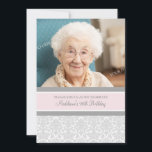 Invitation Photos de Gray Damask 90th Birthday Party Invitati<br><div class="desc">Photo personnalisée Invitations de la fête du 90e anniversaire dans l'élégant motif vintage  blanc pastel rose pâle,  gris et blanc classique damassé à fleurs. Ajoutez votre nom,  votre photo et les détails de votre fête d'anniversaire pour une invitation unique et élégante.</div>