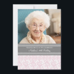 Invitation Photos de Gray Damask 90th Birthday Party Invitati<br><div class="desc">Photo personnalisée Invitations de la fête du 90e anniversaire dans l'élégant motif vintage  blanc pastel rose pâle,  gris et blanc classique damassé à fleurs. Ajoutez votre nom,  votre photo et les détails de votre fête d'anniversaire pour une invitation unique et élégante.</div>