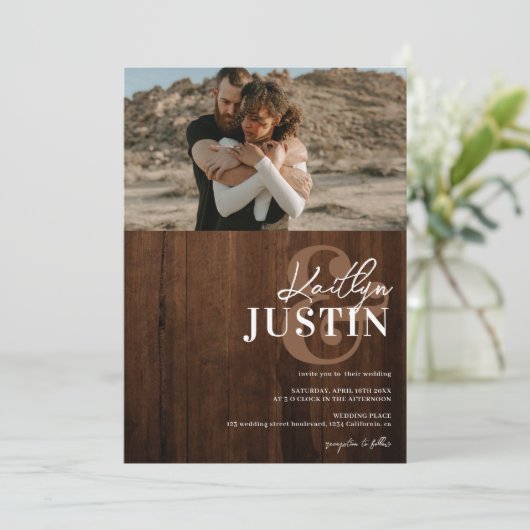 Invitation Photos en gras calligraphie mariage en bois rustiq (Debout devant)