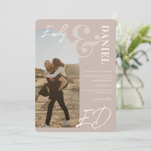 Invitation Photos en gras noms script arch poussiéreux rose m (Debout devant)