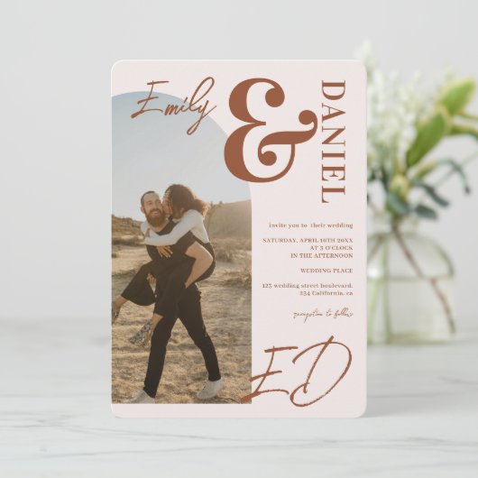 Invitation Photos en gras noms script arche terracotta mariag (Debout devant)