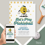 Invitation Pickleball Party Funny Pickleball Mascotte de dess<br><div class="desc">Une invitation amusante pour votre prochaine soirée de pickleball. Le design présente une mascotte rétro amusante de pickleball portant un casquette et les mots "Let's Play Pickleball" dans une police amusante. Ajoutez facilement tous les détails de votre fête personnalisée. Idéal pour une fête d'anniversaire de pickleball pour adultes ou enfants,...</div>