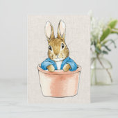 Invitation Pierre le lapin en pot plante texture de lin beige (Debout devant)