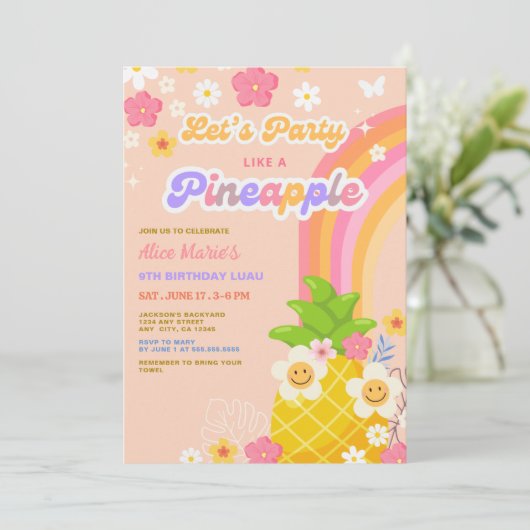 Invitation Pineappy Pool Party Luau Anniversaire (Debout devant)