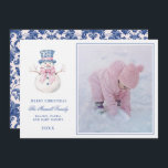 Invitation Pink & Blue Grandmillennial Damask Snowman Photo<br><div class="desc">Cette carte de Noël a un design primitif et millénaire avec Snowman avec un casquette bleu et rose et un arc rose. Le bas a un texte bleu qui dit "Joyeux Noël". Vous pouvez personnaliser avec un nom et une année. Le dos a un motif de damas bleu foncé coordonné....</div>