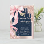 Invitation Pink Bow Glitter Grad Cap,Drips Navy Blue   (Debout devant)