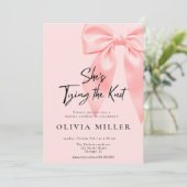 Invitation Pink Bow She’s Tying the Knot Bridal Shower (Debout devant)