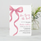 Invitation Pink Bow She’s Tying The Knot Fête des mariées (Debout devant)