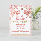Invitation Pink Bow strawberry berry first birthday (Debout devant)