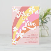Invitation Pink Five est une Vibe Retro Daisies Rainbow Anniv (Debout devant)