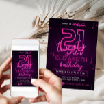 Invitation Pink Neon 21e fête d'anniversaire Faisons de la fo<br><div class="desc">Conçue pour nos Invitations d'Anniversaire de néon rose,  cette carte d'invitation personnalisable comprend du texte couleur néon,  des décorations de néon et un arrière - plan violet. Éléments correspondants disponibles.</div>