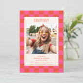 Invitation Pink Orange Checkerboard Partie de Graduation Phot (Debout devant)