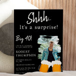 Invitation Pints de bière noir photo surprise quarante annive<br><div class="desc">Quelle surprise ! Amusant surprise 40ème anniversaire pour lui avec 2 pintes à bière et un coup de pinceau aquarelle pour ajouter votre photo,  en blanc modifiable sur noir. Fête d'anniversaire surprise !</div>