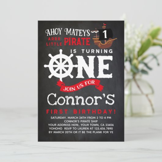 Invitation Pirate First Birthday Chalkboard (Debout devant)