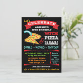 Invitation Pizza & Pyjamas en tableau noir (Debout devant)