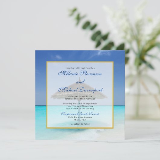 Invitation Plage tropicale avec Mariage parapluie en chaume (Debout devant)