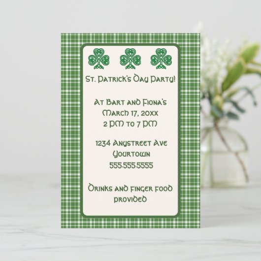Invitation Plaid vert et Shamrocks verts St. Patrick's Day (Debout devant)